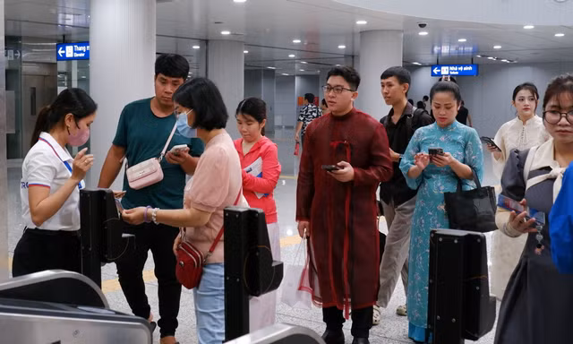 Ngày đầu quẹt thẻ, quét mã QR đi metro TPHCM ra sao?