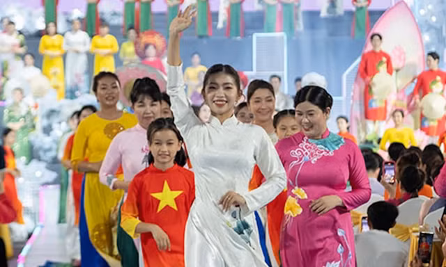 Metro TPHCM sẽ là sàn diễn áo dài 