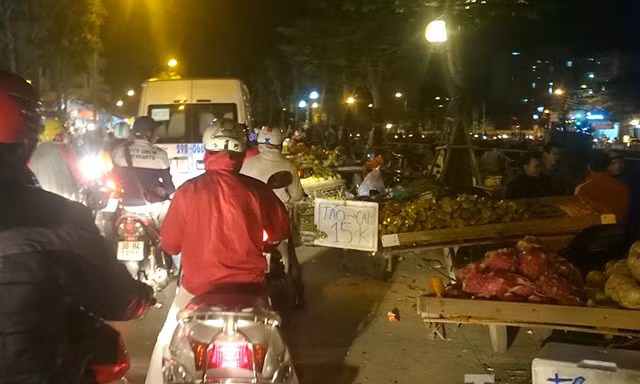Kẹt xe vì 'chợ' hoa quả di động chiếm lòng đường