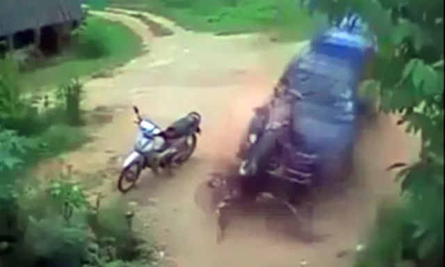 Đứng cách vỉa hè hàng chục mét vẫn bị ôtô tông trúng