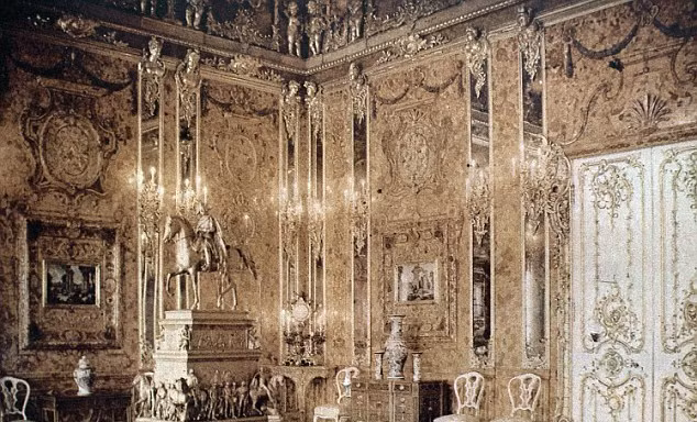 Hình ảnh về Căn phòng Hổ phách nguyên thủy (Ảnh: Daily Mail)