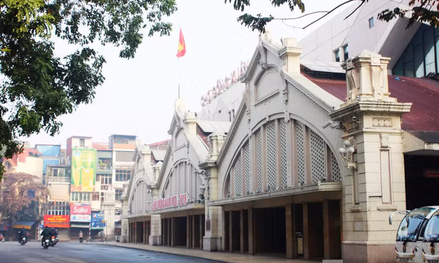 Chợ Đồng Xuân vắng lặng không còn cảnh tấp nập người qua lại như ngày thường.