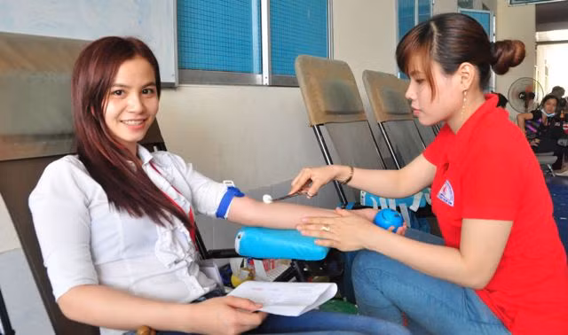 Sinh viên Nguyễn Thị Cẩm Tiên đang hiến máu.