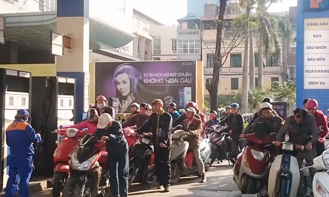 Chiều 29 Tết nhiều người đi đổ xăng khiến các điểm bán xăng đông nghịt người.