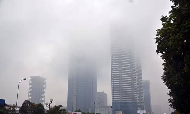 Hà Nội mờ ảo trong màn sương mù