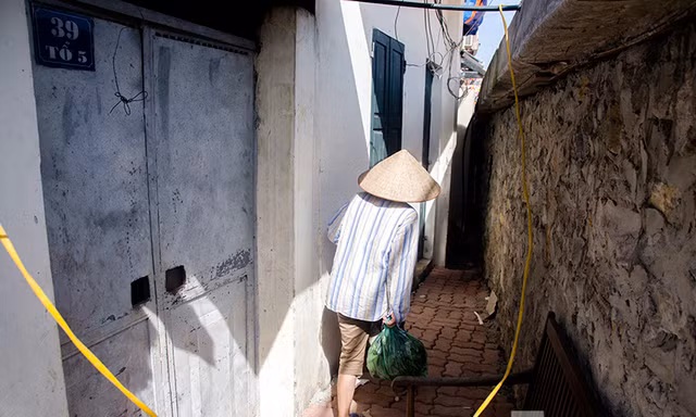 Dự án đường Vành đai 1 (đoạn Ô Đống Mác - Nguyễn Khoái) được xem là con đường lập kỷ lục về kinh phí với tổng mức đầu tư lên tới 1.139 tỷ đồng. Tuy nhiên, sau khi thông xe, nhiều ngôi nhà tại đây thấp hơn mặt đường 2-3m.