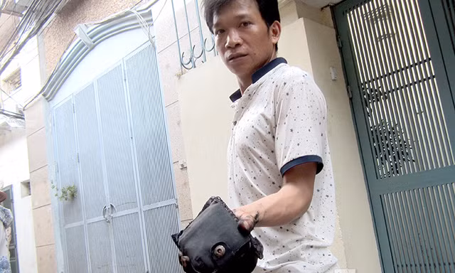Anh Chiến may mắn tìm thấy chiếc ví sau khi đám cháy xảy ra. Ảnh: Thanh Hà.