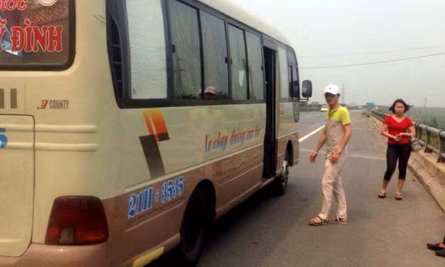 Nhiều xe khách bị từ chối phục vụ trên cao tốc Nội Bài - Lào Cai do vi phạm dừng đỗ đón trả khách. Ảnh: VEC O&M.