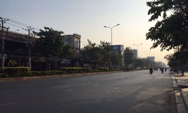 Đường Cộng Hòa vốn kẹt cứng vào mỗi sáng, sáng này chỉ lác đác vài xe qua lại