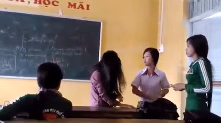 10 video ‘hot’: Nữ sinh tát bạn liên tiếp vào mặt giữa lớp vì ghen