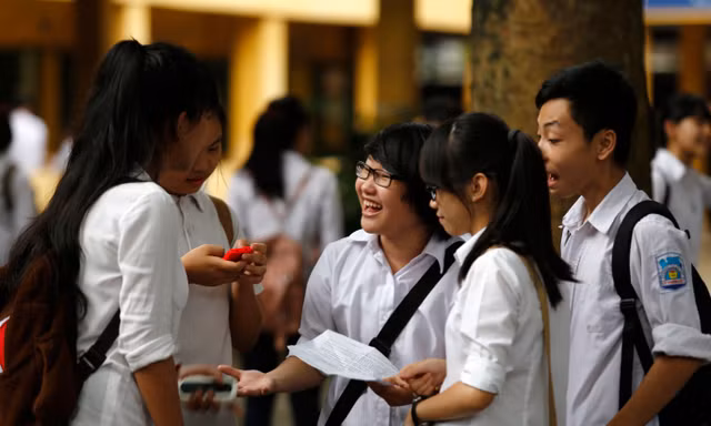 Thí sinh sau giờ thi môn Toán chiều nay, 23/6. Ảnh: Như Ý