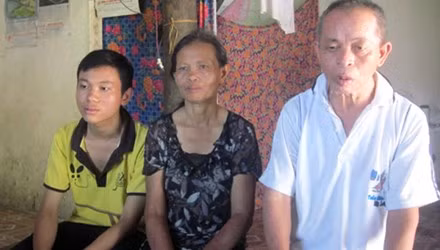 Thủ khoa ĐH Bách khoa TP HCM bên mẹ già và người cha. Ảnh: Đức Hùng (VnExpress).