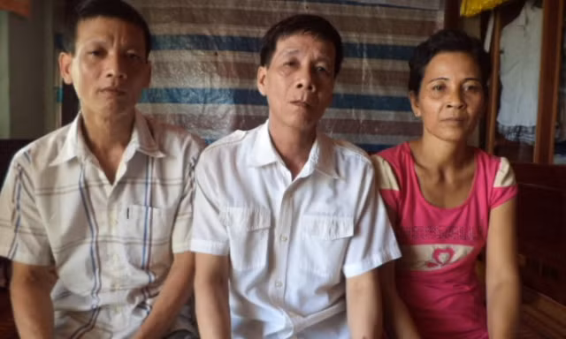 Từ trái qua: Ông Phạm Văn Lến, ông Phạm Văn Lé và bà Thạch Thị Xem