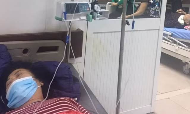 Người dân xã Lai Hạ nghi ngộc độc thực phẩm đến cơ sở y tế khám và điều trị