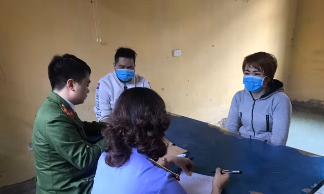 Đối tượng Tuyết tại cơ quan công an