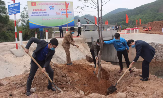 Tỉnh Đoàn Bắc Giang trồng cây xanh khởi động Thánh Thanh niên
