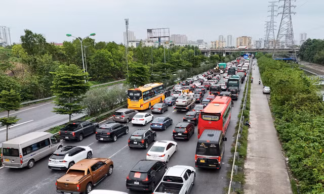 Mưa tầm tã cả ngày, cao tốc Pháp Vân - Cầu Giẽ ùn tắc nhiều giờ
