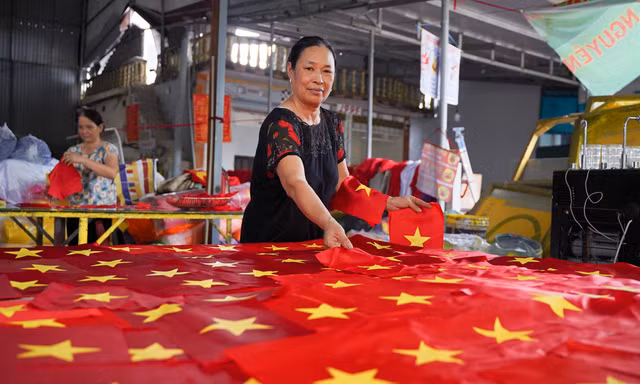 Làng nghề chuyên may, thêu cờ Tổ quốc tất bật trước ngày Quốc khánh 2/9