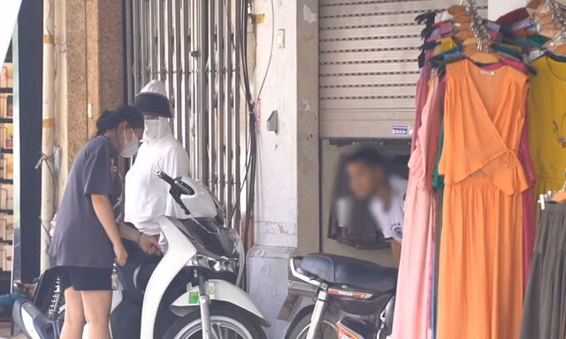 Cảnh mua bán, giao dịch thậm thụt giữa lòng phố cổ Hà Nội
