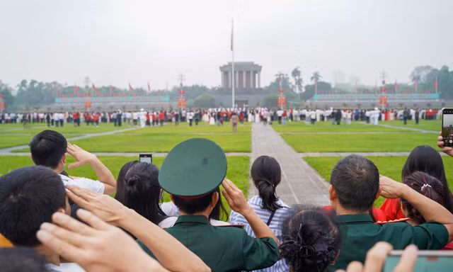 Thiêng liêng, xúc động lễ chào cờ tại Quảng trường Ba Đình sáng 30/4