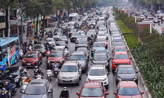 Trời lạnh căm căm, nhiều tuyến phố ở Hà Nội ùn tắc trong sáng đầu tuần