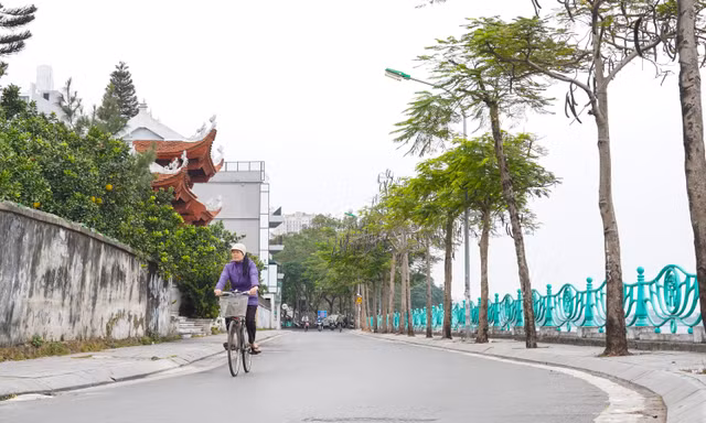 Phố phường Hà Nội vắng vẻ trong ngày cuối tuần rét đậm