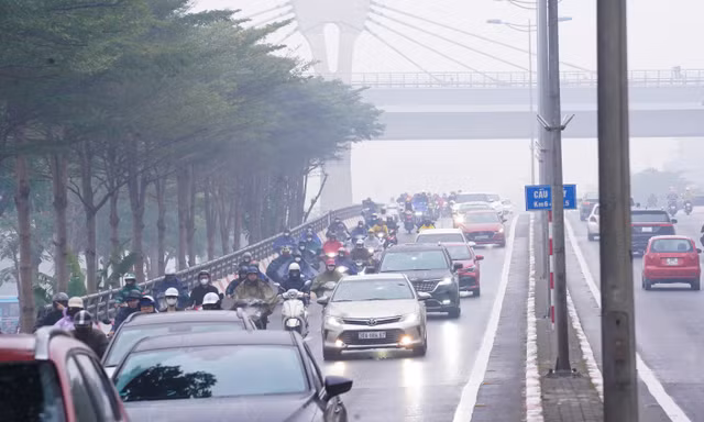 Hà Nội sương mù dày đặc kèm mưa phùn, phương tiện bật đèn ban ngày