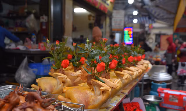 Gà ngậm hoa hồng tại 'chợ nhà giàu' cháy hàng ngày Rằm tháng Chạp 