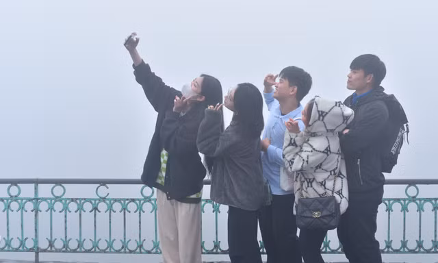 Giới trẻ thích thú check in cảnh sương mù huyền ảo ở Hà Nội trong ngày Tết ông Công, ông Táo
