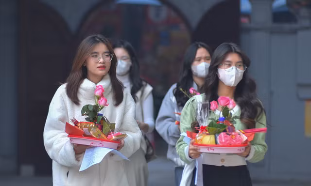 Cuối năm, giới trẻ đua nhau đi chùa cầu duyên 'thoát ế'