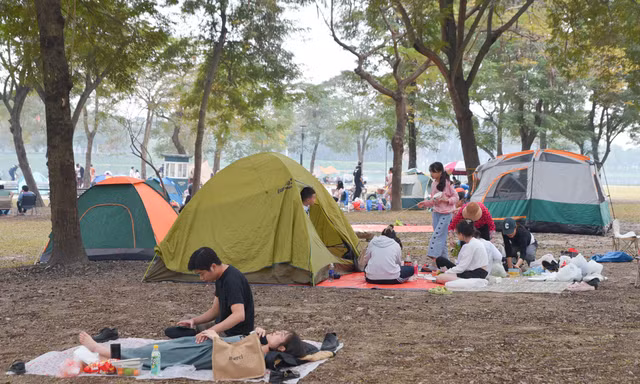 Người Hà Nội ra phố vui chơi, mở tiệc BBQ trong công viên chào năm mới 2024