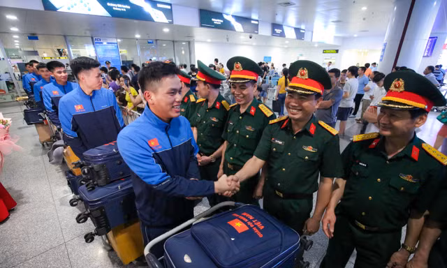 Đoàn quân nhân duyệt binh trên Quảng trường Đỏ về nước trong vòng tay đồng đội