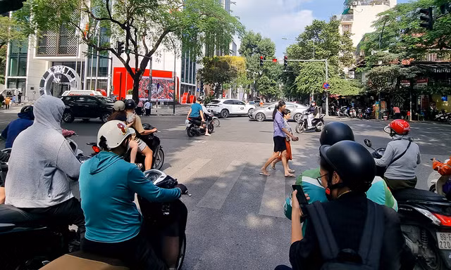 Người Hà Nội mặc đồ cộc ra đường vào giữa mùa đông