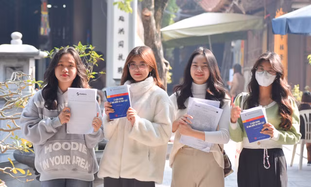 Sinh viên tranh thủ đến chùa Hà cầu duyên, xin qua môn dịp cuối năm 