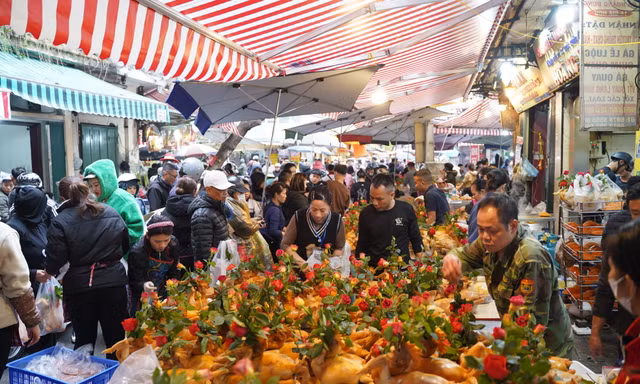 Người Hà Nội chi nửa triệu đồng mua gà ngậm hoa hồng sáng 29 Tết tại chợ 'nhà giàu'