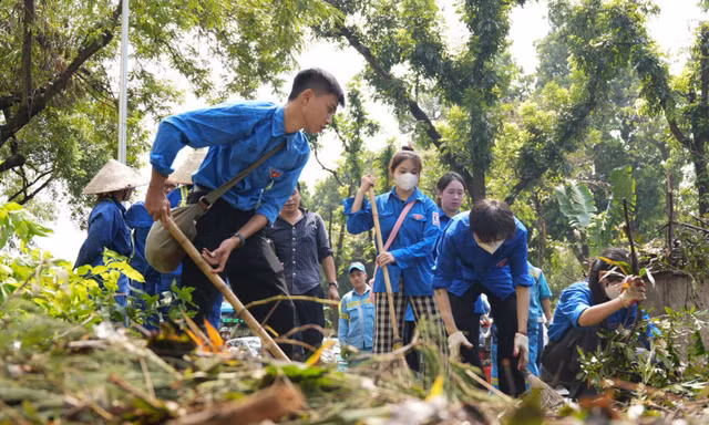 Người dân Thủ đô xuống phố vệ sinh môi trường khắc phục hậu quả cơn bão số 3