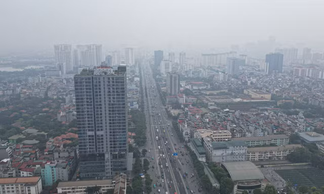 Gần trưa, bầu trời Hà Nội vẫn mù mịt sương
