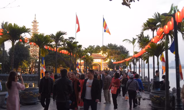 Chiều Mùng 3 Tết, người dân nô nức lễ chùa Trấn Quốc, đường Thanh Niên kẹt cứng