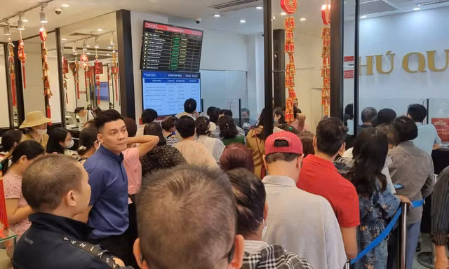 Người Hà Nội chen chúc đi mua vàng