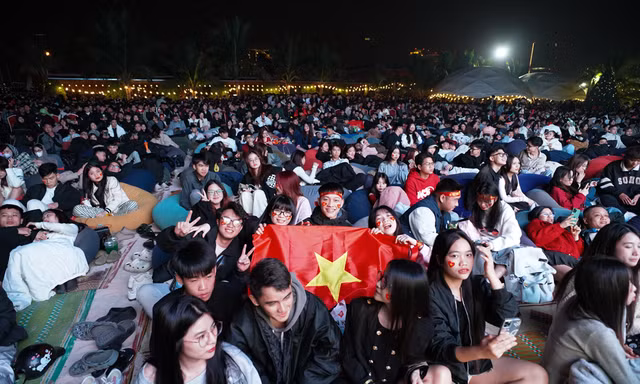 Người hâm mộ Hà Nội cháy hết mình với trận chung kết, sẵn sàng 'đi bão'