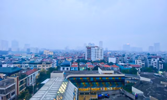 Hà Nội mù mịt trong lớp sương dày đặc từ đêm tới sáng