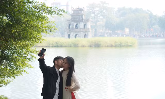 Người dân Hà Nội thảnh thơi dạo chơi, ngắm cảnh trong ngày đầu năm mới