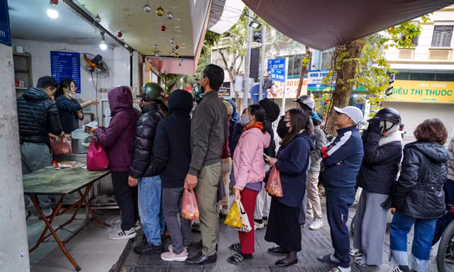 Người Hà Nội xếp hàng từ 5h sáng mua bánh trôi, bánh chay ngày Tết Hàn thực