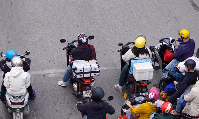 Mùng 4 Tết, người dân lỉnh kỉnh đồ đạc trở lại Hà Nội