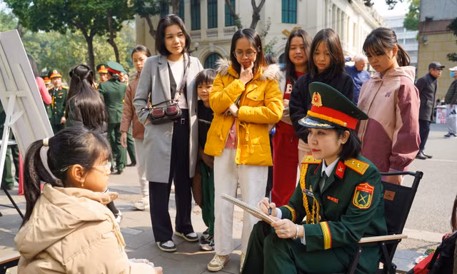 Chiến sĩ chơi nhạc, vẽ tranh tặng người dân Thủ đô nhân ngày 22/12