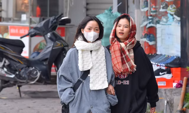 Không khí lạnh đổ bộ, người Hà Nội mặc áo ấm, quàng khăn kín mít ra đường