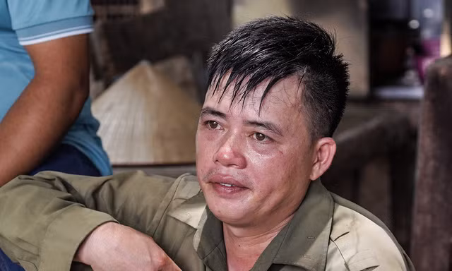 Người lao động vật vã mưu sinh dưới cái nắng như rang, mặt đường hơn 50 độ C ở Hà Nội