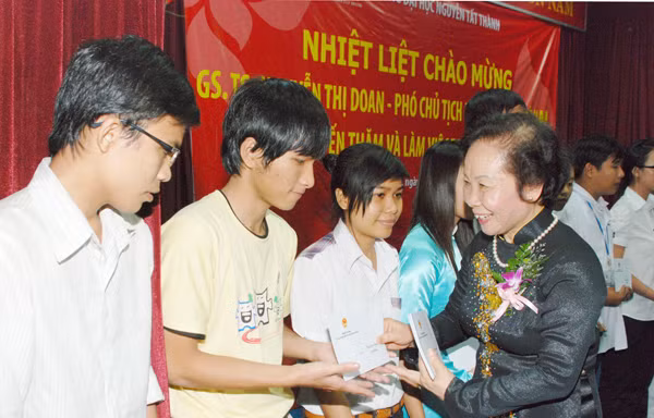 Phó Chủ tịch nước Nguyễn Thị Doan trao học bổng cho sinh viên nghèo học giỏi của ĐH Nguyễn Tất Thành. Ảnh: Q.P