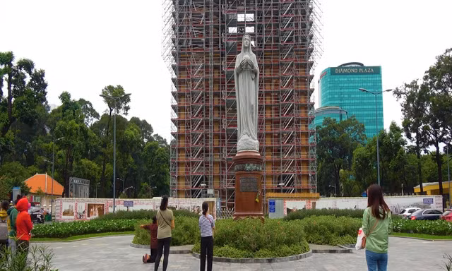 Ngày đầu Nhà thờ Đức Bà Sài Gòn mở cửa trở lại sau 6 tháng giãn cách