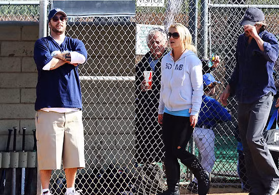Britney Spears cùng bồ mới đối diện chồng cũ